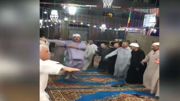شاهد ..  فيديو رقص وصلاة دون توجه للقبلة يثير الجدل في مصر