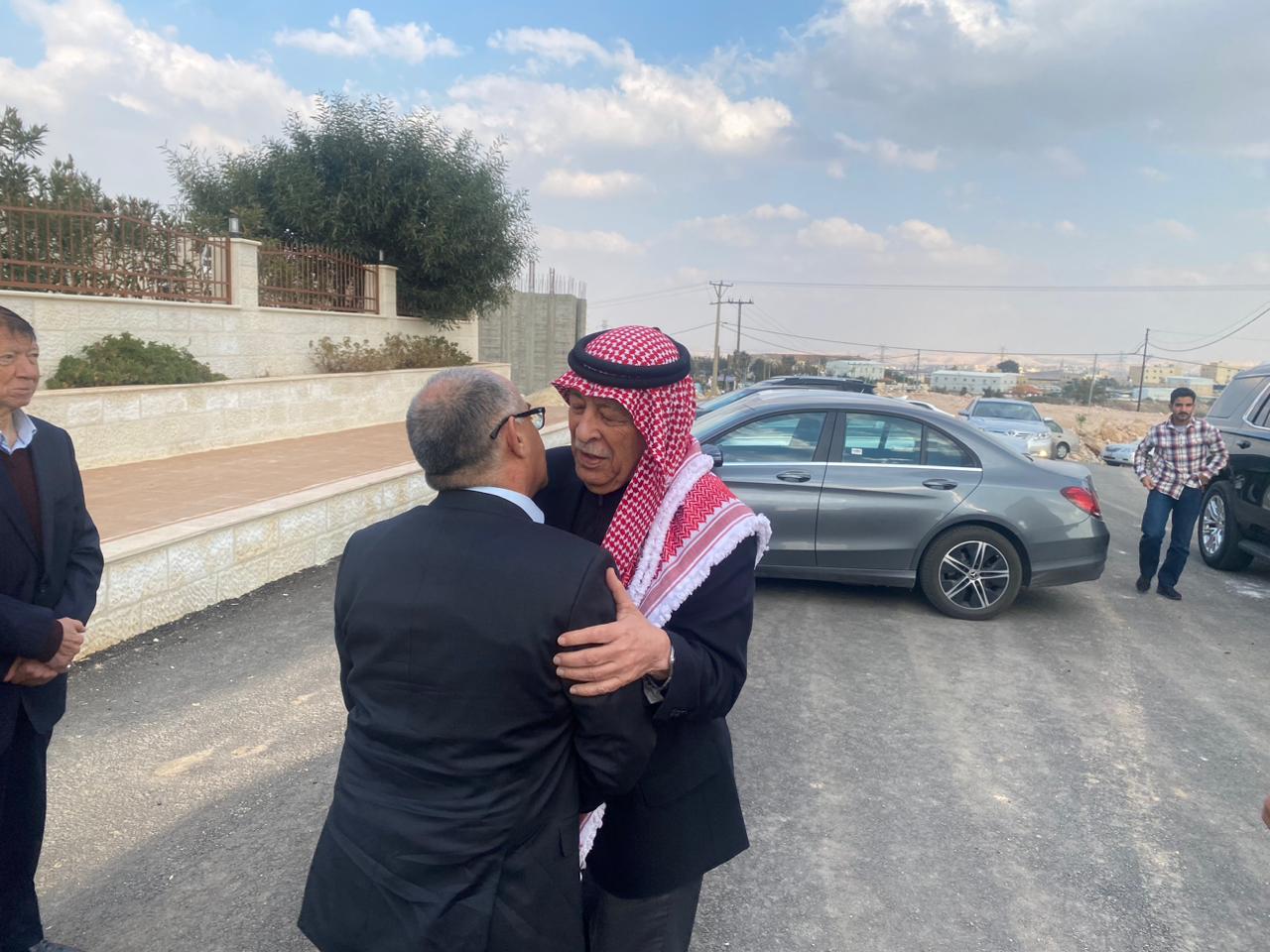 مندوبا عن الملك  ..  رئيس الديوان الملكي يعزي عشيرة الطويسي 