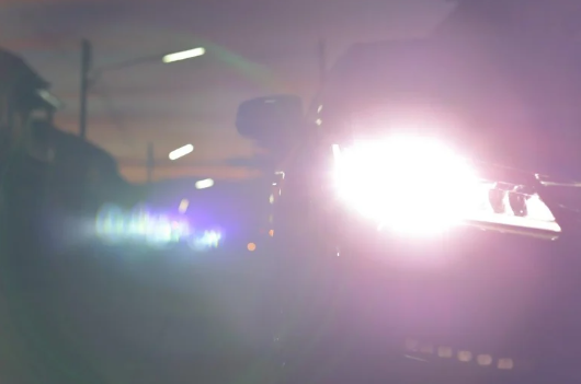 إبهار الضوء أثناء القيادة: المخاطر والنصائح للتعامل معه