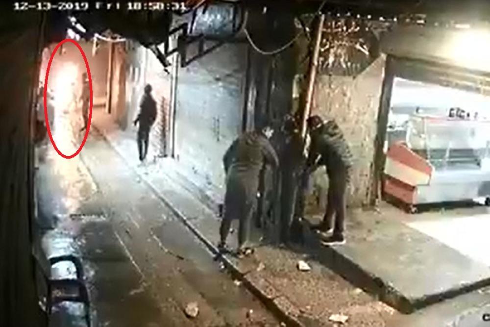 بالفيديو  ..  "مواطن" يحرق نفسه بعد عجزه عن علاج طفلته  ..  مشهد يُدمي القلب