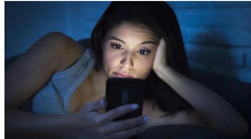 مسبب رئيسي للأرق  ..  5 طرق للتخلص من "إدمان" الهاتف في السرير