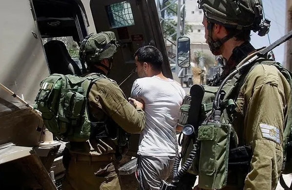 قوات إسرائيلية تعتقل شابا في اقتحام طولكرم شمالي الضفة