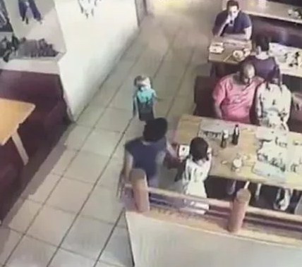  فيديو صادم  ..  لحظة خطف طفل من امام أعين والديه داخل مطعم 