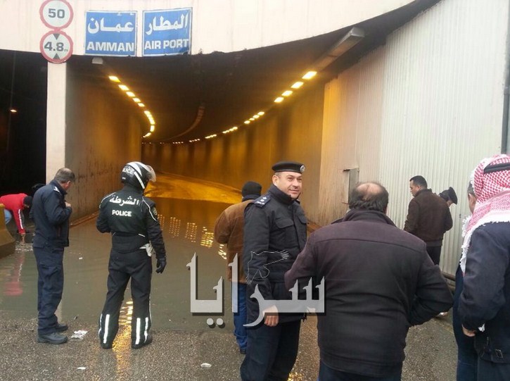 بالصور  ..  نفق شارع الجيش بالزرقاء مغلق نتيجة مياه الامطار 
