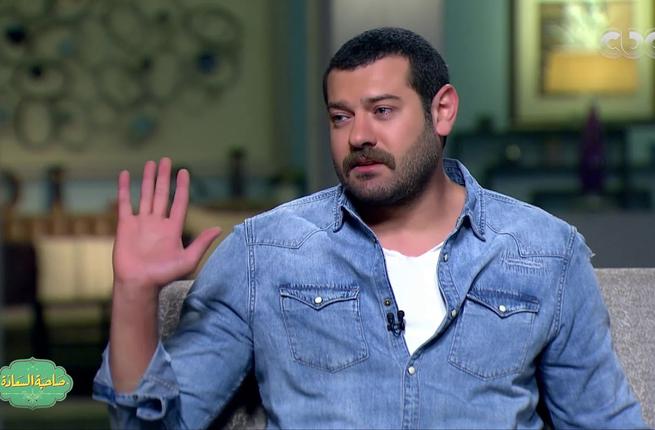 بالفيديو  ..  هل يواجه الفنان "عمرو يوسف" صعوبة في التأقلم على العادات السورية في المنزل؟