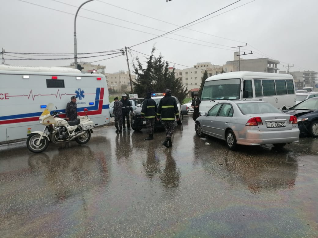 بالصور ..  إصابة 6 أشخاص جراء حادث تصادم أربع مركبات في اربد 