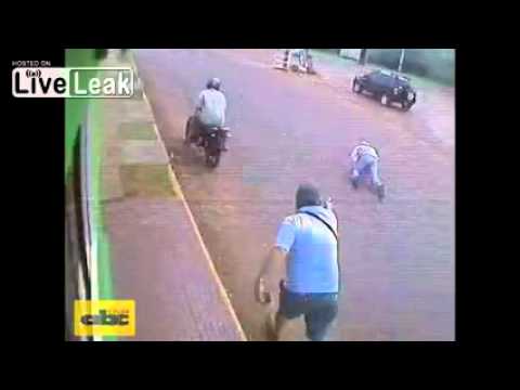 بالفيديو  ..  حاولا الاعتداء على رجل فانقلب السحر على الساحر