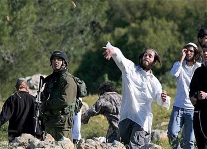 مستوطنون يكثفون اعتداءاتهم على الفلسطينيين بحماية من قوات الاحتلال 