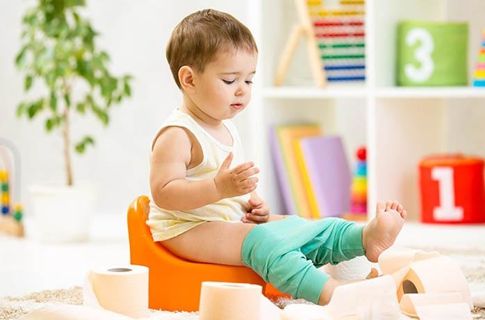 كيف أذكر طفلي بدخول الحمام أثناء النوم؟