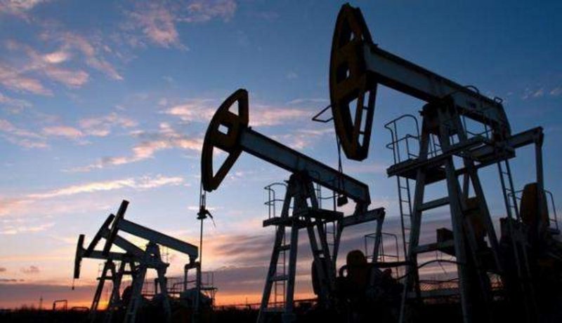 الحكومة: ارتفاع برنت وانخفاض أسعار المشتقات النفطية عالمياً