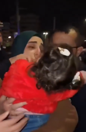 بالفيديو ..  لحظة لقاء الصحفية المحررة رولا حسنين بطفلتها إيلياء