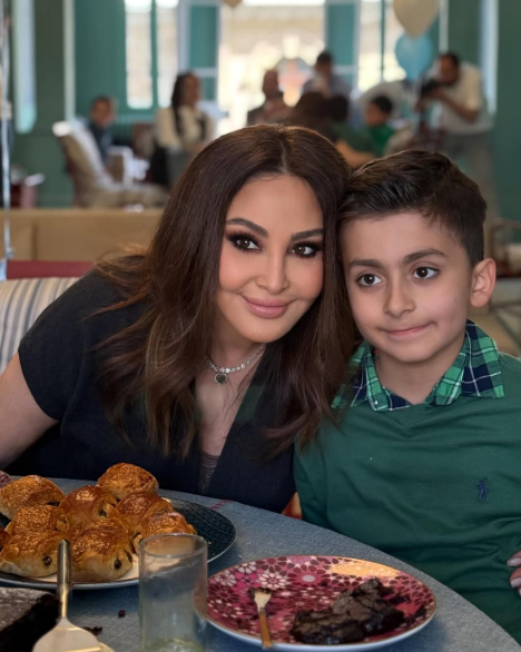 إليسا تحقق أمنية طفل مصاب بالسرطان 