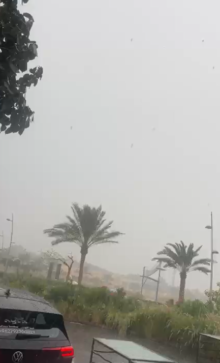 شاهد بالفيديو ..  تساقط حبات البرد في مدينة العقبة