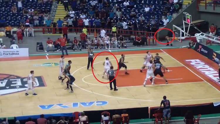 تصرف خارق للاعب كرة سلة في ثانيتين (فيديو)