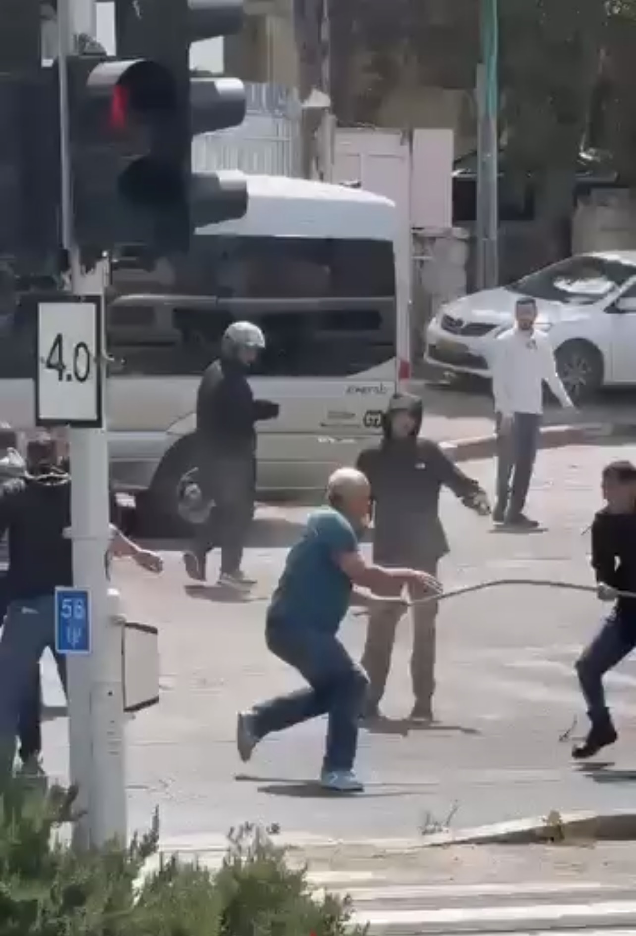 طلاب يعتدون على الاستاذ عاهد علقم في شعفاط  .. (فيديو)