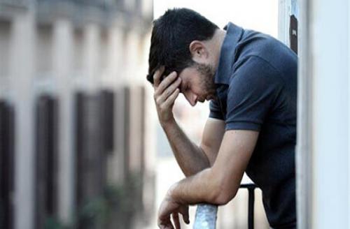أمي تهمل والدي المصاب بالجلطة بسبب خلاف قديم، فما واجبنا تجاههما