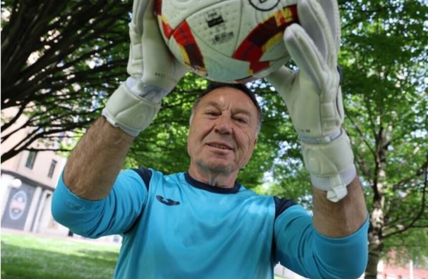 قصة استثنائية في الكرة الإسبانية ..  حارس مخضرم بعمر الـ70 يقترب من رقم تاريخي