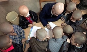 بالصور ..  مدرس يحلق شعر رأسه تضامناً مع طالب أصيب بمرض الصلع