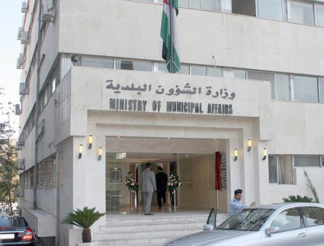 البلديات تنسب باعادة موظفة قدمت استقالتها قبل عامين  ..  هل سيوافق الرزاز ؟