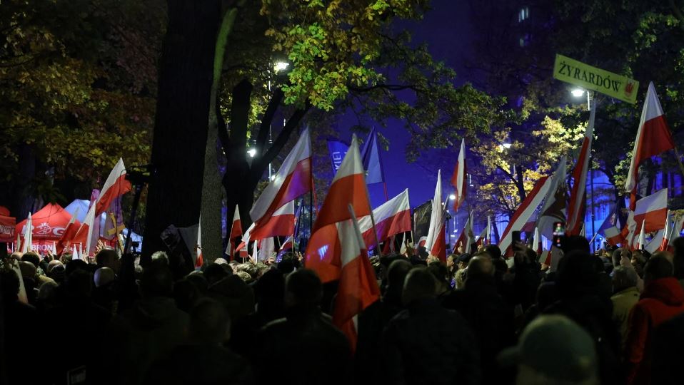 تعليق مهام رئيس المحكمة الدستورية يفاقم الانقسام السياسي في بولندا