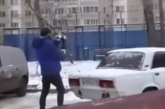 بالفيديو .. شاهد سائق تصرف بطريقة غريبة بعدما فشل في ركن سيارته