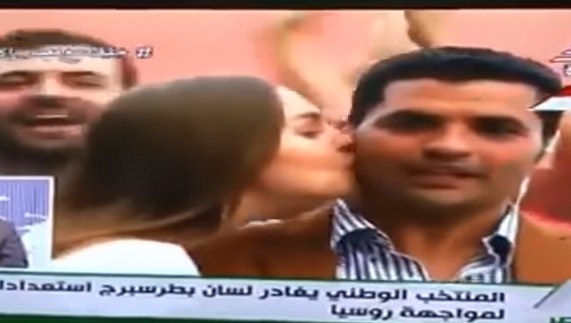بالفيديو  ..  مشجعة روسية تقبل مذيع مصري على الهواء مباشرة 