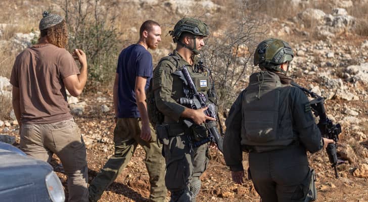 "وفا": الاحتلال يمنع مزارعي دير جرير في رام الله من قطف الزيتون ويعلنها منطقة عسكرية