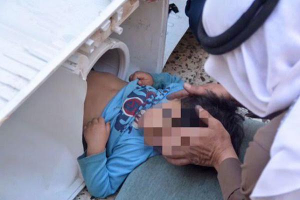 انقاذ طفل علق بغسالة منزلية