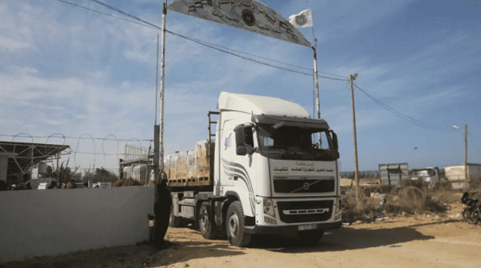 مستشار نتنياهو: الوقود لن يدخل غزة