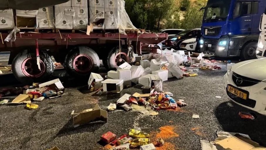 قافلة أردنية تواجه اعتداءات المستوطنين في طريقها إلى غزة ..  وإصابة عدد من السائقين
