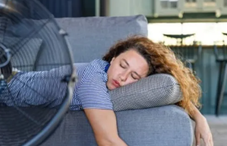 خبراء يوضحون فوائد ومخاطر تشغيل المروحة أثناء النوم