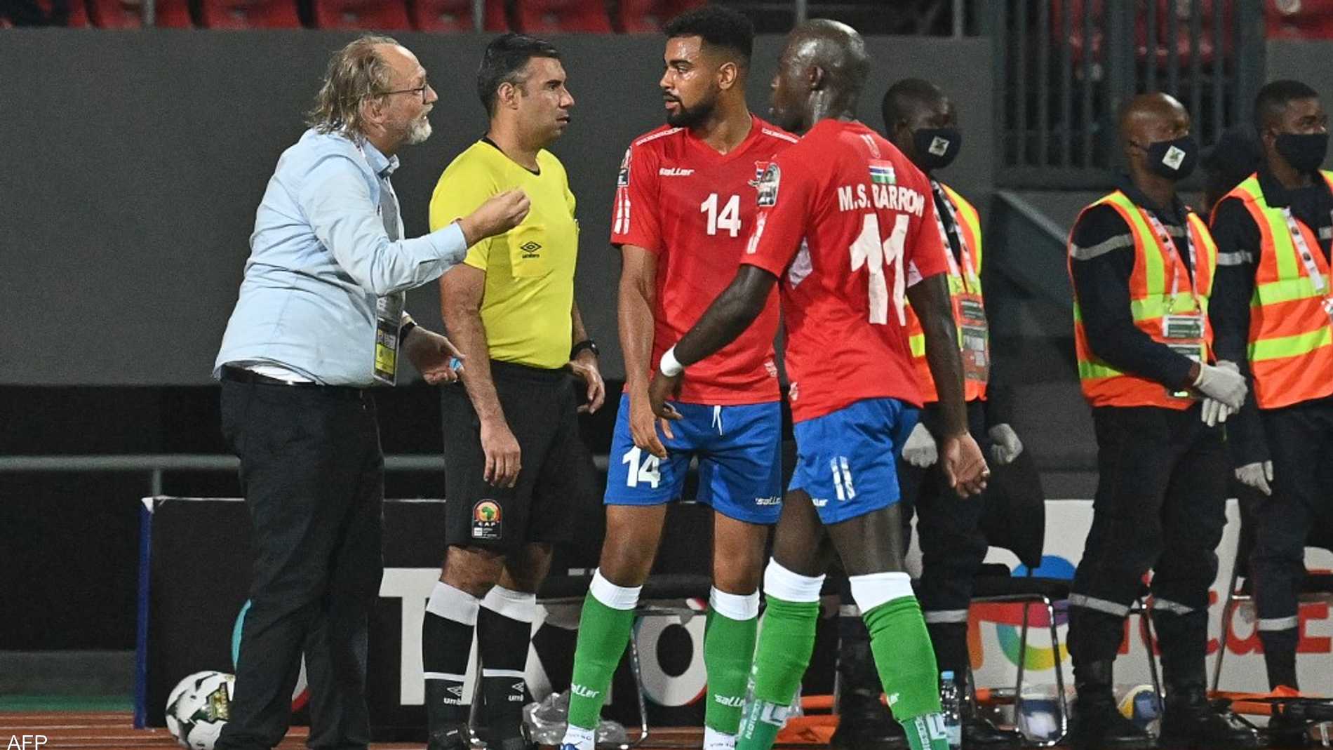 6 في غرفة واحدة ..  مدرب غامبيا يكشف "فضائح" أمم إفريقيا