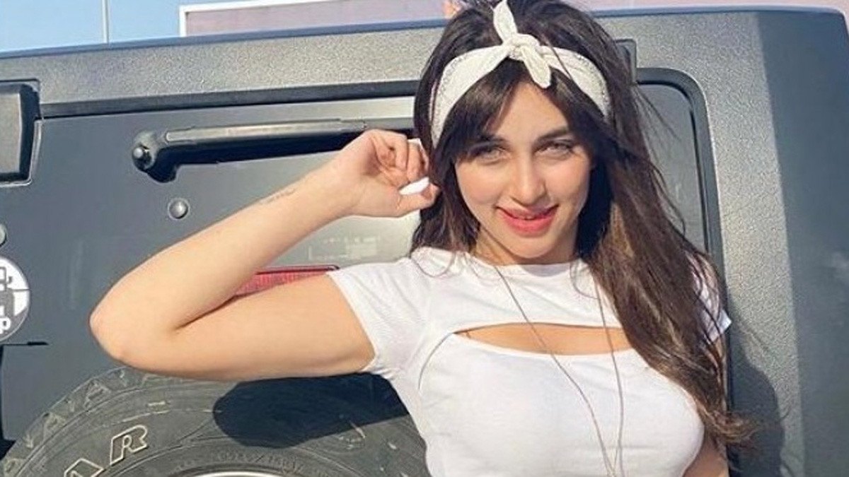  مصر ..  انهيار فتاة "التيك توك" منار سامي أثناء المحاكمة