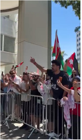بالفيديو : استقبال جماهيري للنشامى في سان فرانسيسكو ..  الأجواء تشتعل قبل المباراة الثانية