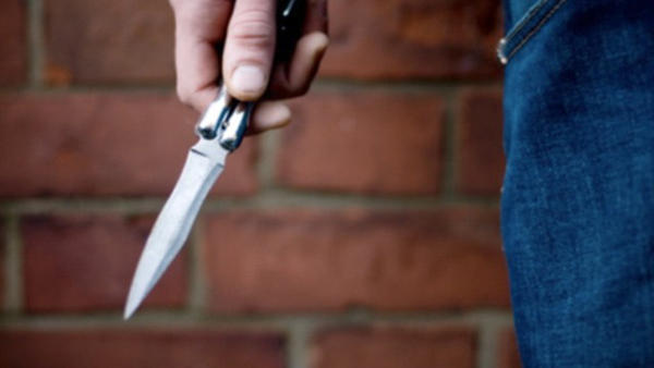 اربد: حدث يقدم على طعن شقيقته بأداة حاده وحالتها سيئة 