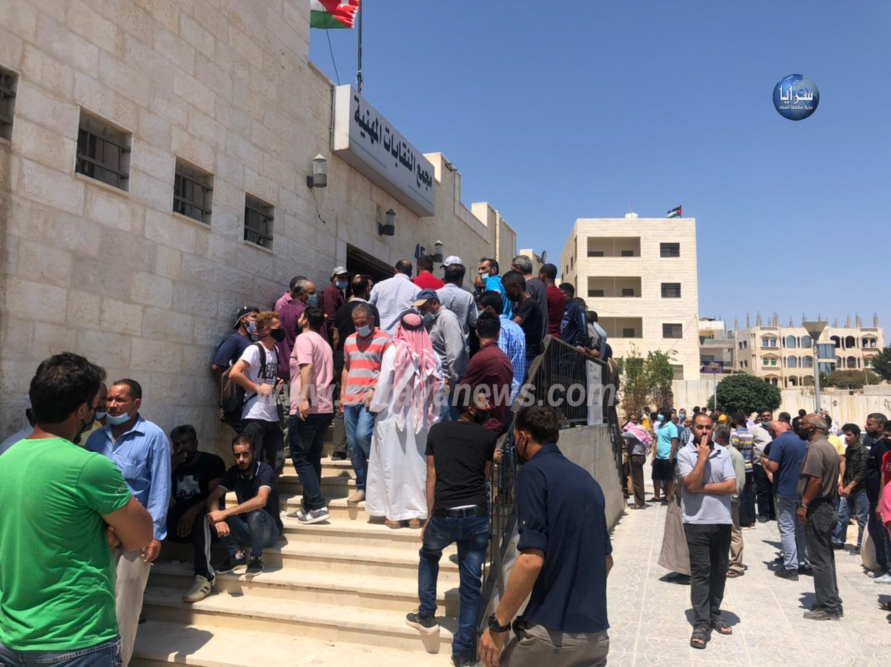 بالصور  ..  اكتظاظ في مركز تطعيم مادبا بمجمع النقابات المهنية والكوادر الصحية فقدت السيطرة