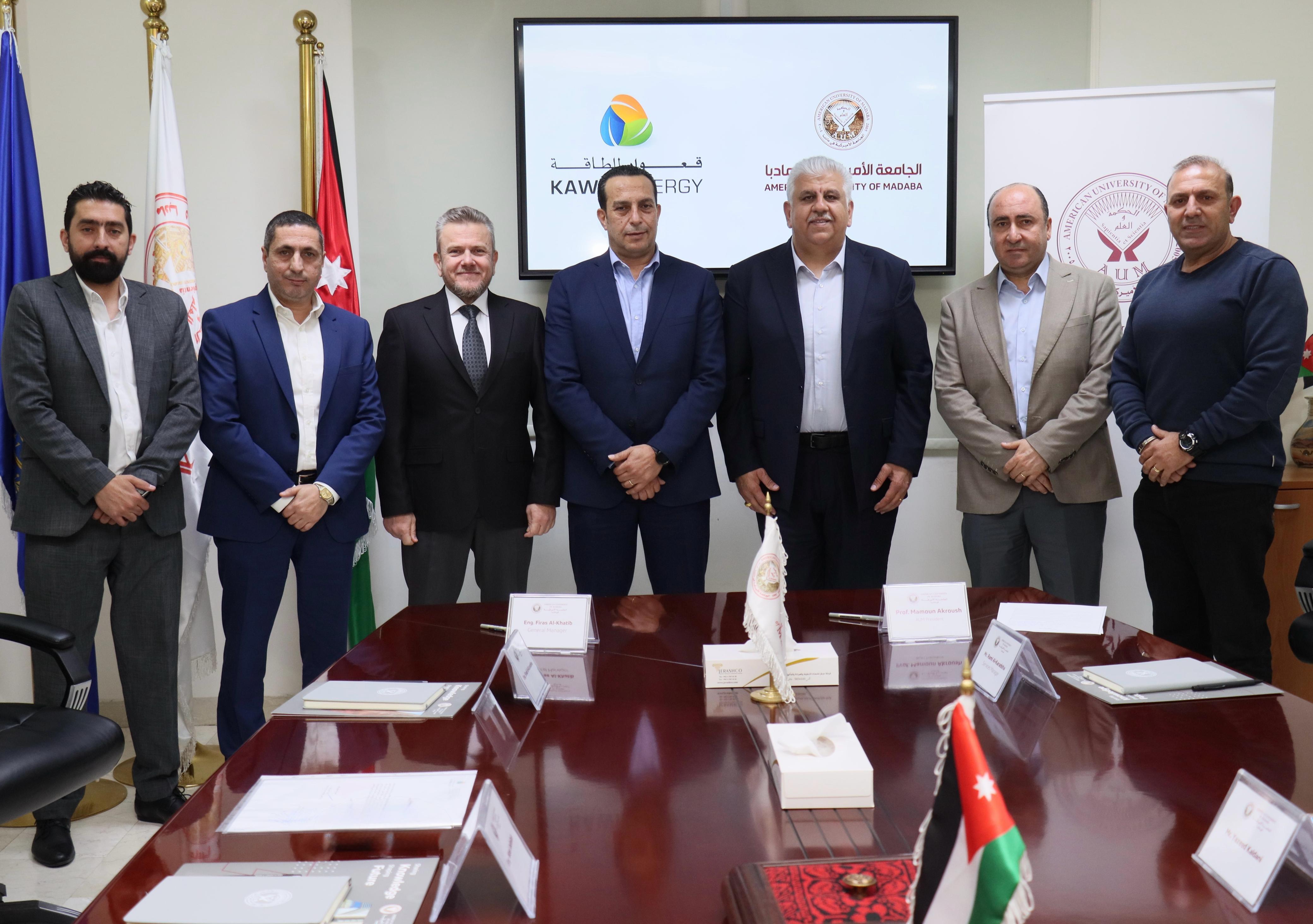 الجامعة الأميركية في مادبا توقع اتفاقية لتزويد محطات شحن المركبات الكهربائية بالتعاون مع قعوار للطاقة وشركة أيون