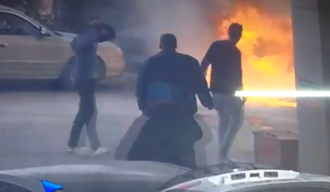 بالفيديو ..  شاهد لحظة اشتعال مركبة داخل محطة وقود في عمان 