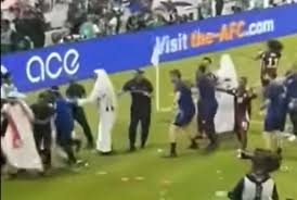 ليلة الفوضى في الدوحة ..  اشتباكات بين جماهير الإمارات ولاعبي قطر بعد التأهل