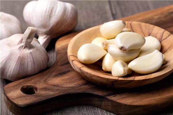 بينها حب الشباب ..  5 فوائد صحية لاستخدام الثوم في علاج الأمراض