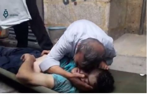 بالفيديو  .. أب سوري يودّع ابنه الذي قُتل بغارة روسية على حلب 