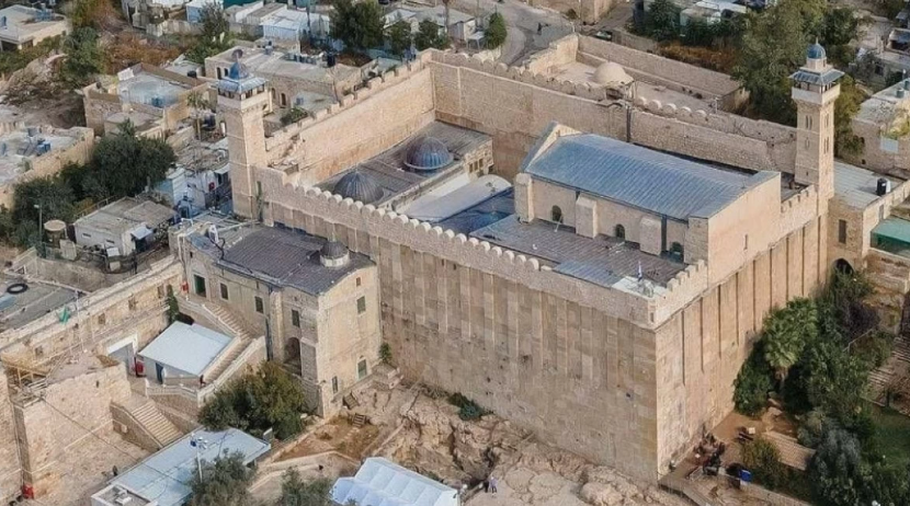 وزارة الأوقاف الفلسطينية تدين إضاءة جدران الحرم الإبراهيمي بالعلم الإسرائيلي