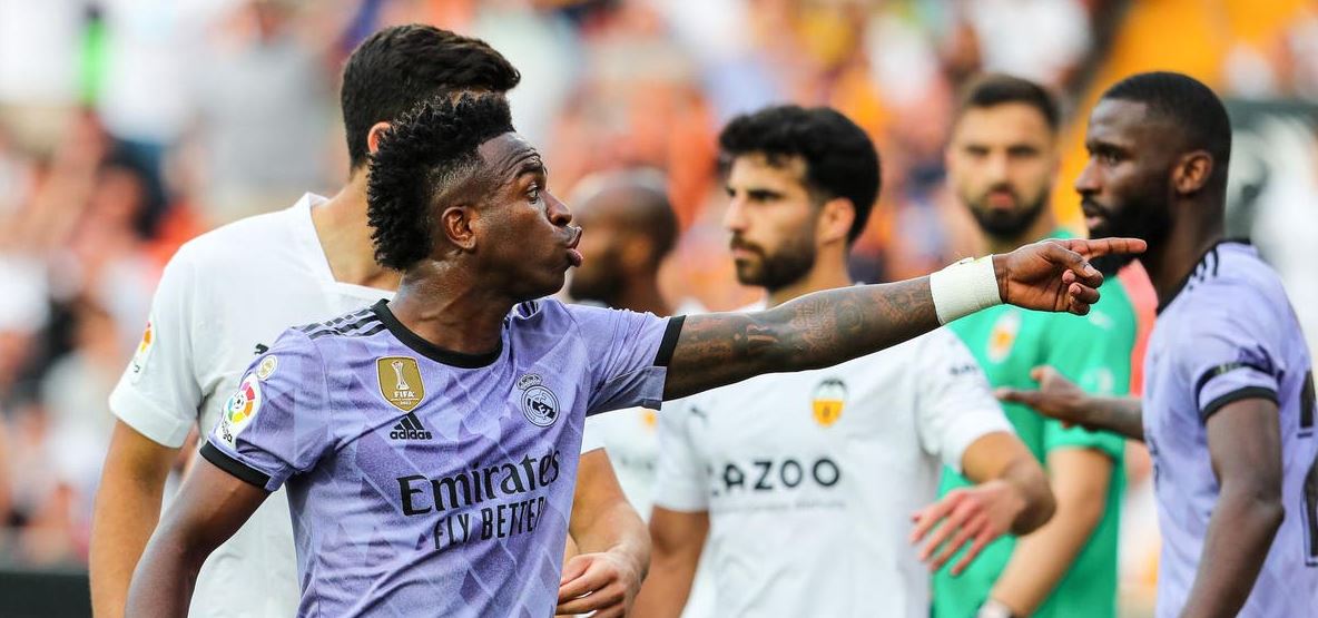 جماهير إشبيلية تخطط لمقاطعة المدرجات بسبب فينيسيوس