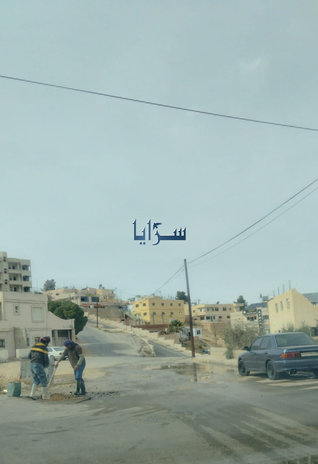 خط مياه مكسور يغرق شارع فرعي في وادي موسى ..  صور