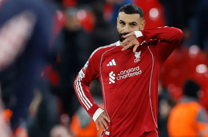 "فقد ساقيه وما فعله مخزٍ" ..  أساطير ليفربول يطالبون بالتخلص من صلاح