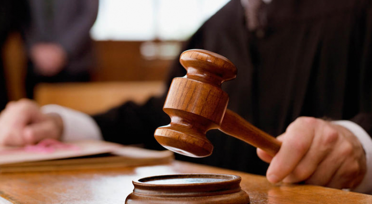 الحبس لـ "فتى ملثم" أحرق مركبتين باستخدام "مخدة" في مادبا