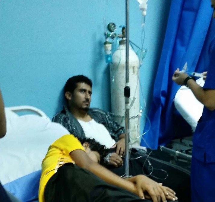 بالصور .. طوارئ مستشفى العارضة يستعين بالكراسي البلاستيكية لتنويم المرضى في غرف الملاحظة