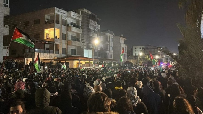 لليوم العاشر على التوالي .. حشود الاردنيين تواصل حصار سفارة الاحتلال