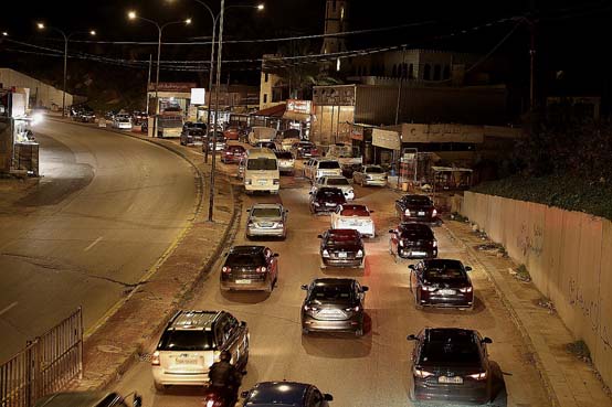 بالصور .. بعد الغاء حظر الجمعة  .. ازدحامات مرورية على طريق البحر الميت