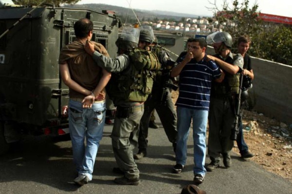الاحتلال يعتقل شابين على حاجز جنوب الخليل